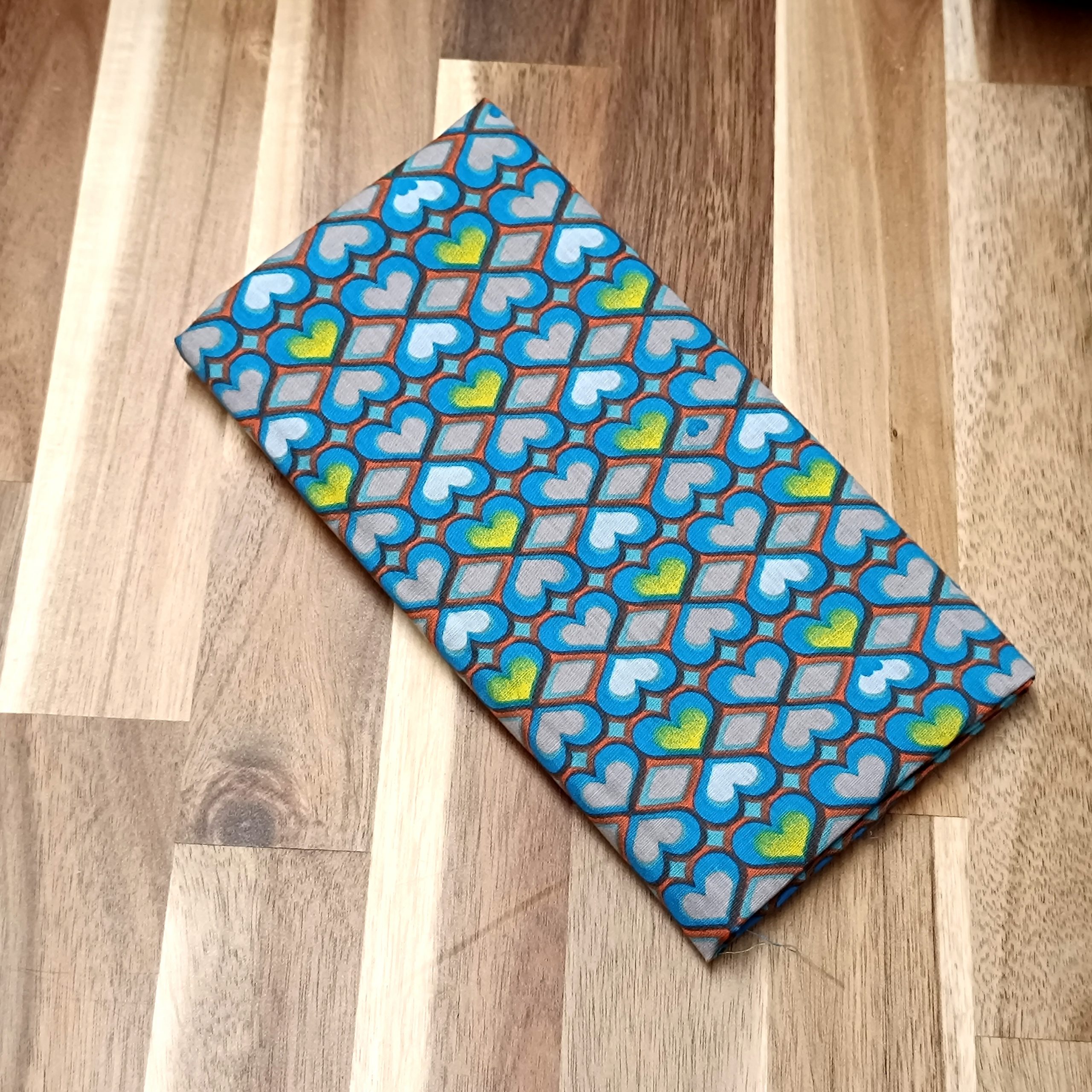 Coupon coton - Coeurs vert et gris fond bleu