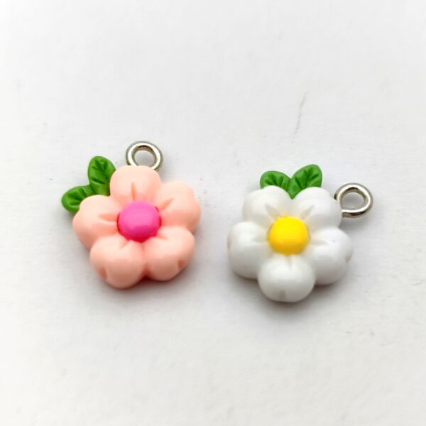Lot de 2 breloques fleurs en résine