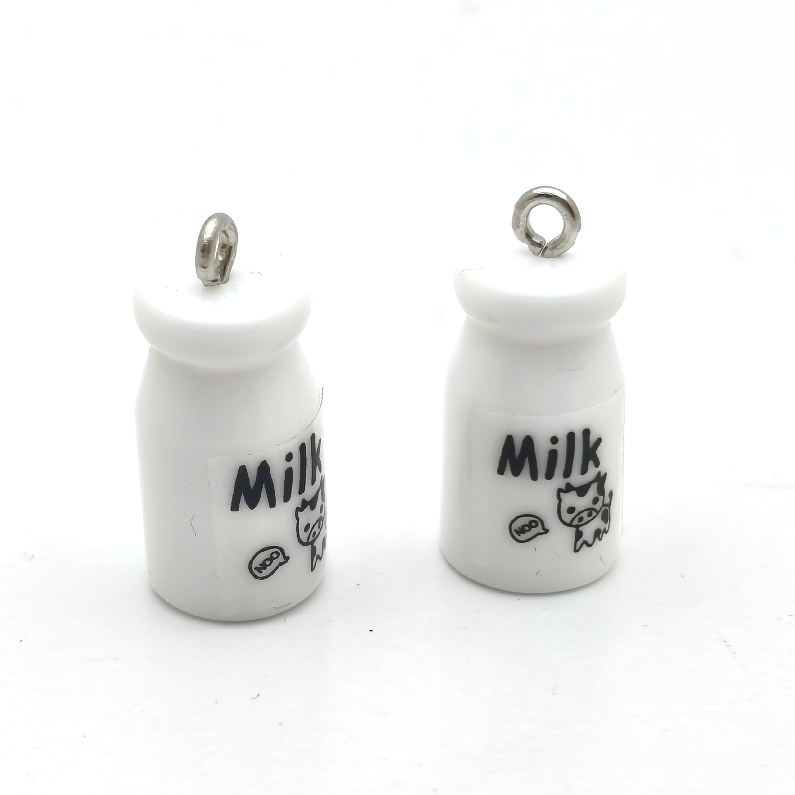 Lot de 2 breloques pot de lait en résine