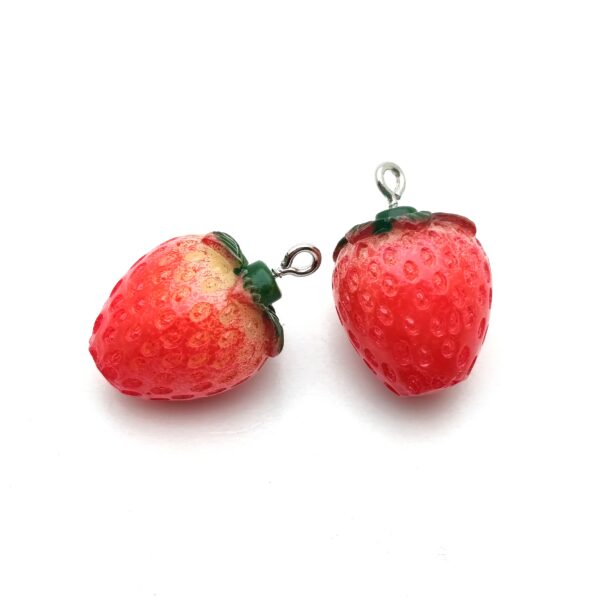 Lot de 2 breloques fraises en résine